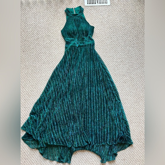 Metallic Crinkle Halter Dress - - Picture 7 of 7